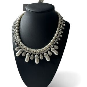 Cära Elegant Silver and Pearl Necklace